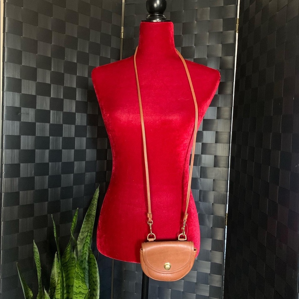 Beautiful Vintage mini Coach Crossbody bag 🔥🔥🔥